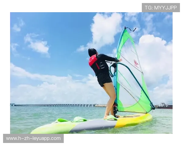 冲浪选手与海豹“抢浪”，全网笑疯