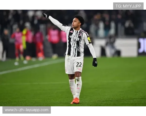 尤文中场一脚直塞，麦肯尼插上抢点致命一击